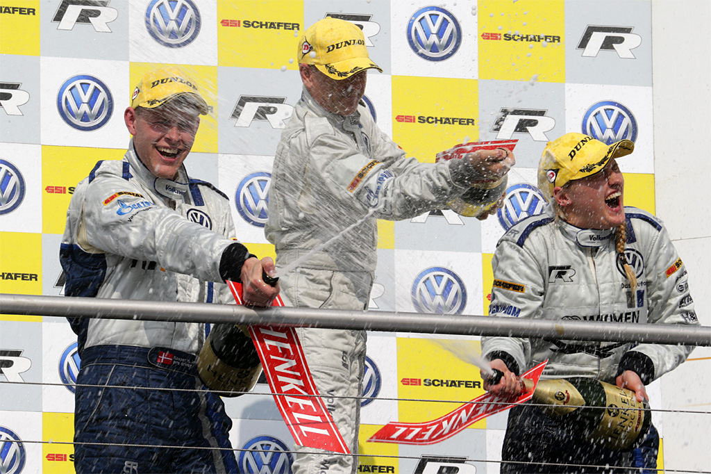 Podiet med Nicola Larini i midten, Kasper H. Jensen og Michelle Gatting.
(Foto: Volkswagen-motorsport)